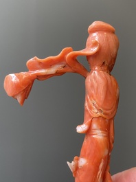 Vier Chinese bloedkoralen sculpturen van dames en van een onsterfelijke, 19/20e eeuw