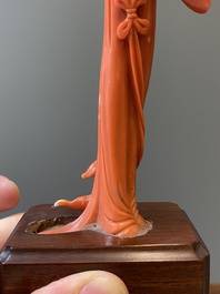 Sculpture d'une femme avec une branche fleurie en corail rouge, Chine, 19/20&egrave;me