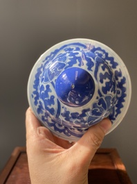 Een Chinese blauw-witte dekselvaas, Kangxi