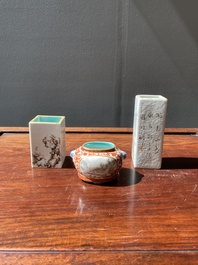 Deux pots &agrave; pinceaux et un pot &agrave; eau en porcelaine de Chine qianjiang cai et grisaille, signature de Cheng Men 程門 et marques de Qianlong, 20&egrave;me