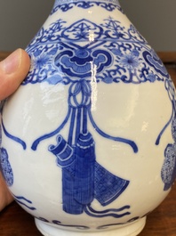 Een paar Chinese blauw-witte flesvormige vazen, 19e eeuw