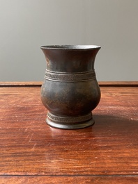 Een Chinees archa&iuml;sch bronzen ritueel wijnvat met inscriptie, 'zhi', late Shang-dynastie