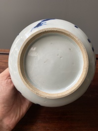 Br&ucirc;le-parfum en porcelaine de Chine en bleu et blanc &agrave; d&eacute;cor de dragons, Kangxi