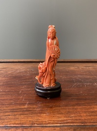 Een Chinese bloedkoralen sculptuur van een dame met een pauwenwaaier, 19/20e eeuw