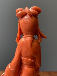 Sculpture d'une femme avec un &eacute;ventail en corail rouge, Chine, 19/20&egrave;me