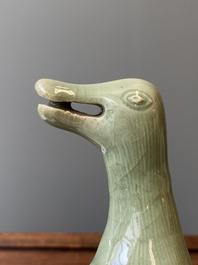 Br&ucirc;le-parfum en forme de canard en porcelaine de Chine c&eacute;ladon de Longquan, Ming