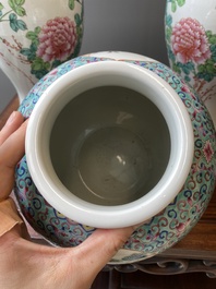 Paire de vases en porcelaine de Chine famille rose et un pot &agrave; fond turquoise, R&eacute;publique