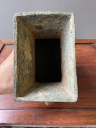 R&eacute;cipient &agrave; vin rituel archa&iuml;que en bronze inscrit Jie Fu Wu 㔾父戊, 'fanghu', Chine, Zhou de l'Ouest