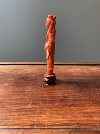 Sculpture d'une femme avec un &eacute;ventail en corail rouge, Chine, 19/20&egrave;me