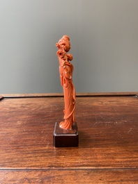 Sculpture d'une femme avec une branche fleurie en corail rouge, Chine, 19/20&egrave;me