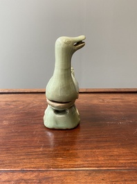 Br&ucirc;le-parfum en forme de canard en porcelaine de Chine c&eacute;ladon de Longquan, Ming