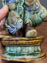 Deux figures en gr&egrave;s porcelaineux polychrom&eacute;, probablement Shiwan, 19&egrave;me