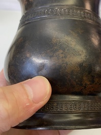 Een Chinees archa&iuml;sch bronzen ritueel wijnvat met inscriptie, 'zhi', late Shang-dynastie