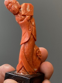 Vier Chinese bloedkoralen sculpturen van dames en van een onsterfelijke, 19/20e eeuw