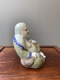 Een Chinese famille rose Boeddha op houten sokkel, Wei Hongtai 魏洪泰 merk, 19/20e eeuw