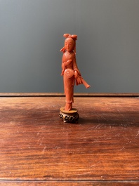 Sculpture d'une femme avec un &eacute;ventail en corail rouge, Chine, 19/20&egrave;me