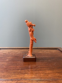 Sculpture d'une femme avec une branche fleurie en corail rouge, Chine, 19/20&egrave;me