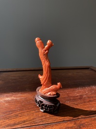 Sculpture d'une femme avec des p&ecirc;ches en corail rouge, Chine, 19/20&egrave;me