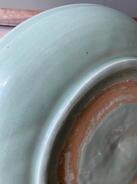 Een Chinese Longquan celadon schotel met onderglazuur decor, Ming