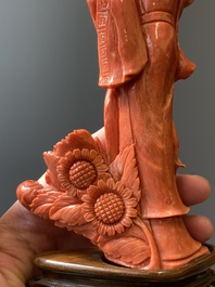 A Chinese red coral figure of a lady with a fan, 19/20th C.