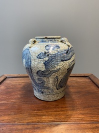 Een Chinese blauw-witte Swatow 'draken' vaas, Ming