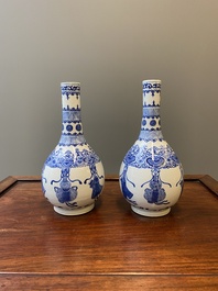 Een paar Chinese blauw-witte flesvormige vazen, 19e eeuw