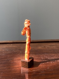 Vier Chinese bloedkoralen sculpturen van dames en van een onsterfelijke, 19/20e eeuw