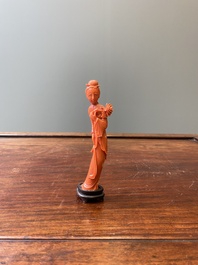 Twee Chinese bloedkoralen sculpturen van een dame met een waaier en van een dame met een bloem, 19/20e eeuw