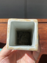 Deux pots &agrave; pinceaux et un pot &agrave; eau en porcelaine de Chine qianjiang cai et grisaille, signature de Cheng Men 程門 et marques de Qianlong, 20&egrave;me