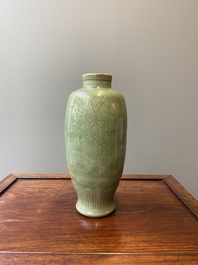 Vase en porcelaine de Chine en c&eacute;ladon de Longquan &agrave; d&eacute;cor floral incis&eacute;, Ming