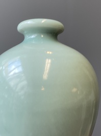 Een Chinese monochrome celadon-geglazuurde 'meiping' vaas, 19/20e eeuw