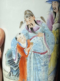 Een paar Chinese famille rose rouleau vazen, Qianlong merk, Republiek