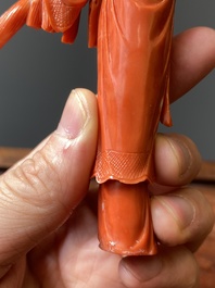 Sculpture d'une femme avec un &eacute;ventail en corail rouge, Chine, 19/20&egrave;me