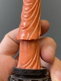Een Chinese bloedkoralen sculptuur van een staande dame met hofketting, 19/20e eeuw
