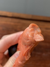 Sculpture d'une femme avec un chasse-mouche et un &eacute;ventail en corail rouge, Chine, 19/20&egrave;me