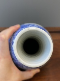 Een paar Chinese blauw-witte flesvormige vazen, 19e eeuw