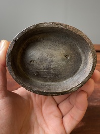 Een Chinees archa&iuml;sch bronzen ritueel wijnvat met inscriptie, 'zhi', late Shang-dynastie