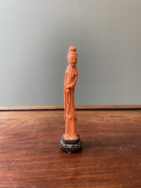 Een Chinese bloedkoralen sculptuur van een staande dame met hofketting, 19/20e eeuw