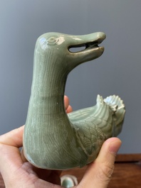 Br&ucirc;le-parfum en forme de canard en porcelaine de Chine c&eacute;ladon de Longquan, Ming