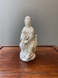 Guanyin &agrave; l'enfant en porcelaine blanc de Chine de Dehua, Kangxi/Qianlong