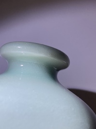 Een Chinese monochrome celadon-geglazuurde 'meiping' vaas, 19/20e eeuw