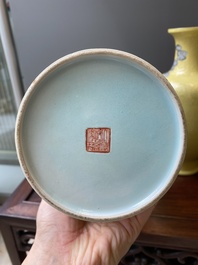 Een paar Chinese famille rose vazen met geleerden op een gele sgraffiato fond, Qianlong merk, Republiek
