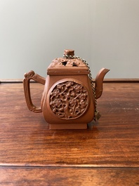 Een Chinese opengewerkte dubbelwandige Yixing steengoed theepot, Kangxi
