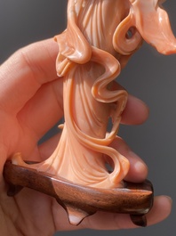 Sculpture d'une femme avec un chasse-mouche, Chine, 19/20&egrave;me
