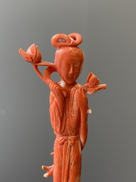 Sculpture d'une femme avec fleur de lotus en corail rouge, Chine, 19/20&egrave;me