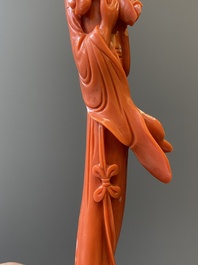 Sculpture d'une femme avec une branche fleurie en corail rouge, Chine, 19/20&egrave;me