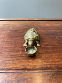 Een Chinese vergulde bronzen waterdruppelaar in de vorm van een schildpad met een slang, wellicht Qing