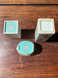 Deux pots &agrave; pinceaux et un pot &agrave; eau en porcelaine de Chine qianjiang cai et grisaille, signature de Cheng Men 程門 et marques de Qianlong, 20&egrave;me