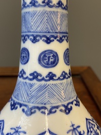 Een paar Chinese blauw-witte flesvormige vazen, 19e eeuw