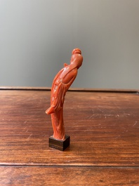 Twee Chinese bloedkoralen sculpturen van een dame met een waaier en van een dame met een bloem, 19/20e eeuw